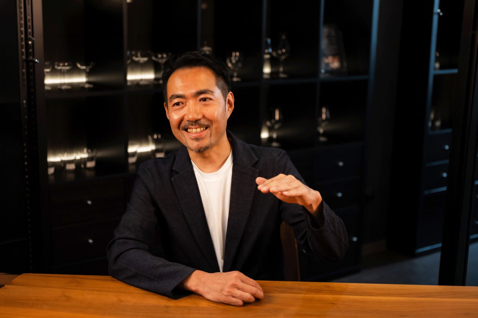 野宮裕介 坐在木桌旁