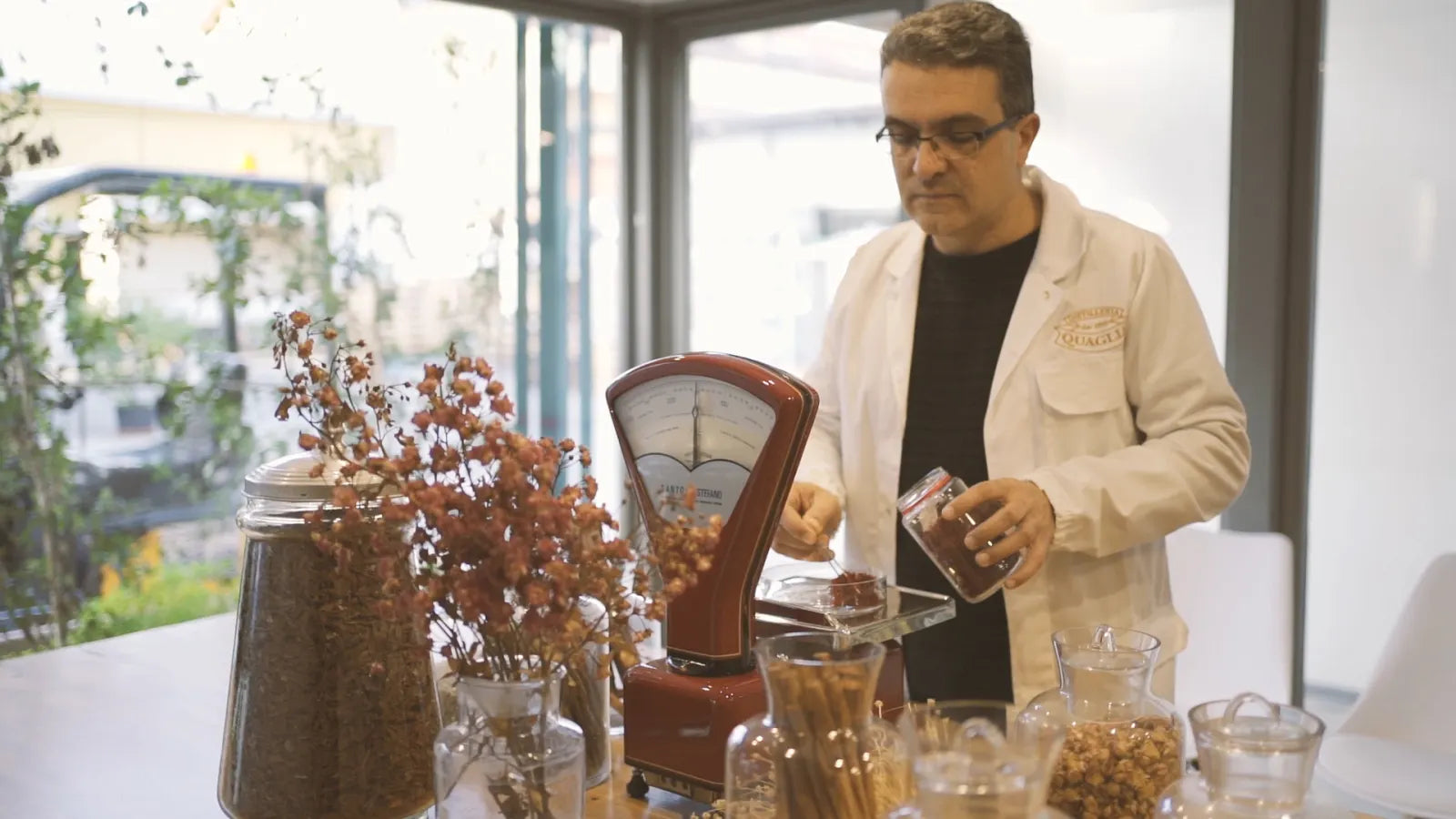 Carlo Quaglia 與植物原料。