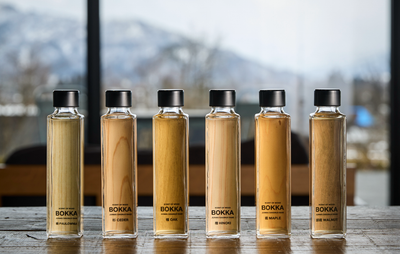 「扁柏」、「楓樹」和「桐木」三種樹木的香味首次亮相。日本威士忌和清酒世界的新挑戰，旨在捕捉森林的精髓。 