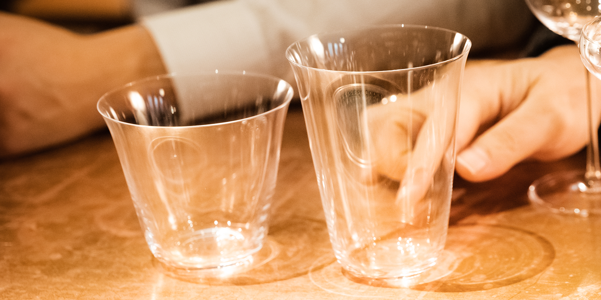 SIP AND GUZZLE TANTO BELLO tumblers on a bar counter